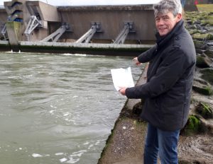 24 internationale Naturschutzorganisationen reichen Petition für ein Fangverbot am Haringvliet-Damm bei der Tweede Kamer ein.