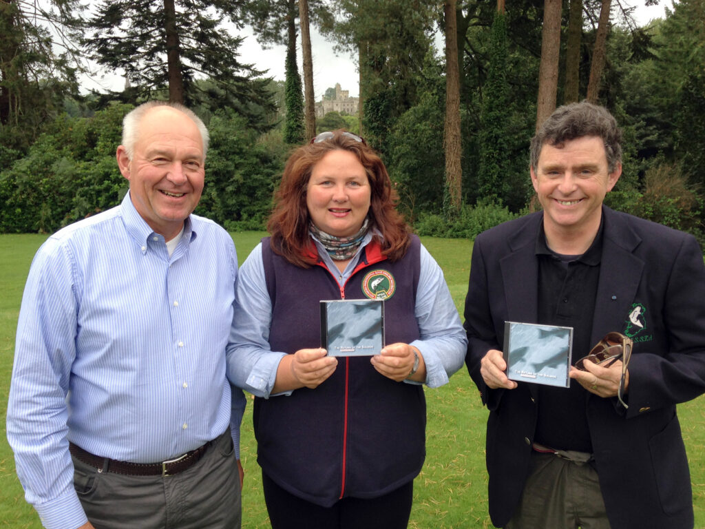 Reinhard Staats mit Glenda Powell und Noel Carr von der Federation of Irish Salmon and Sea Trout Anglers (FISSTA)