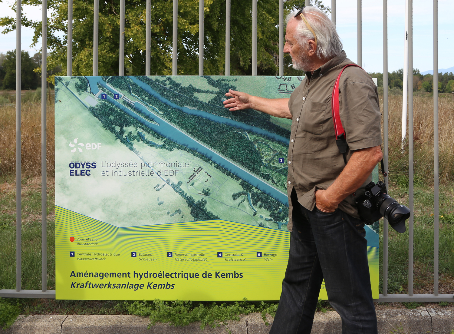 Roberto Epple (European Rivers Network) gibt Erläuterungen zur Rheininsel von Kembs